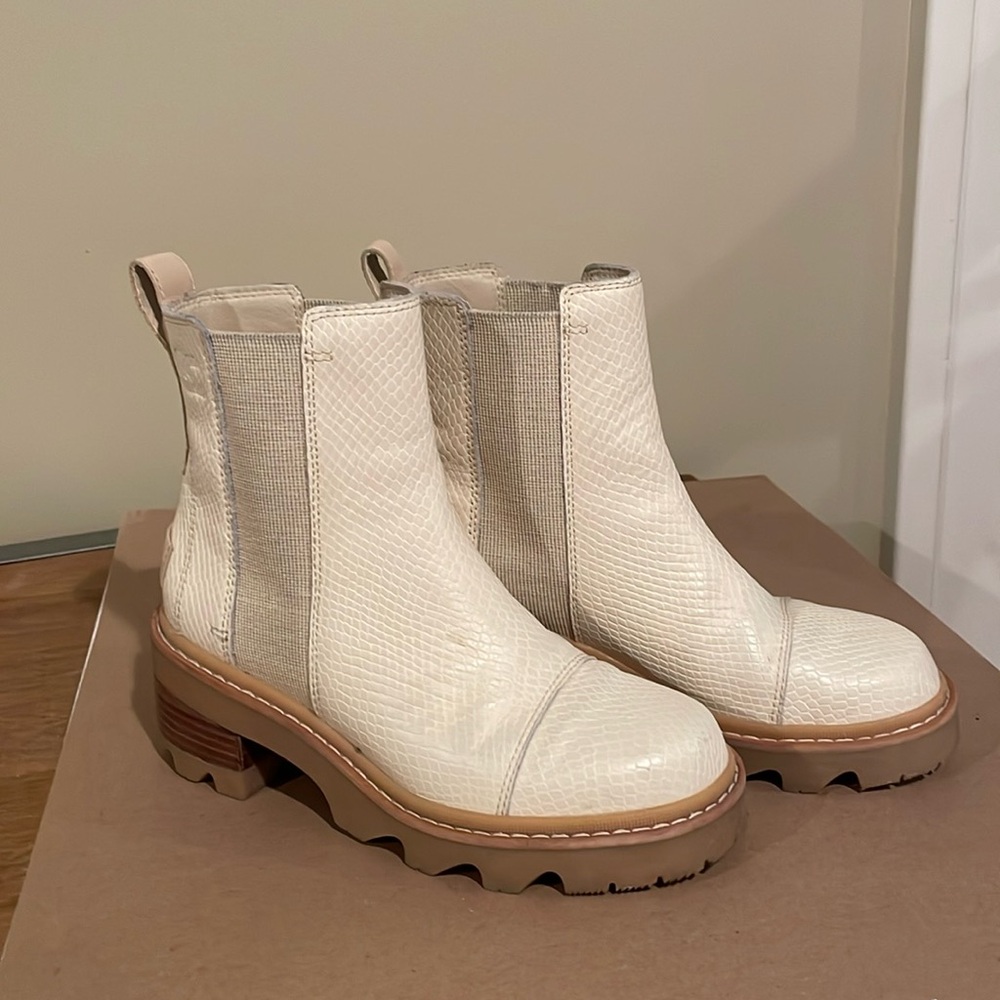 Sorel boots white size 6.5